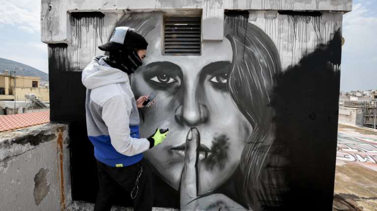 Το εντυπωσιακό γκράφιτι 16χρονου για την ενδοοικογενειακή βία, στην ταράτσα του σπιτιού του [εικόνες]