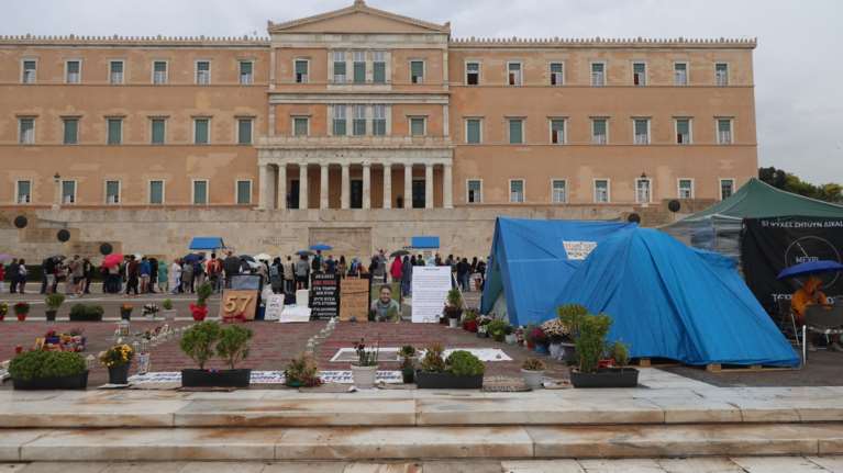 &quot;Τραμποποίηση&quot;: Αντιδράσεις για την απόφαση της κυβέρνησης να βάλει τέλος στις εκδηλώσεις στον Άγνωστο Στρατιώτη