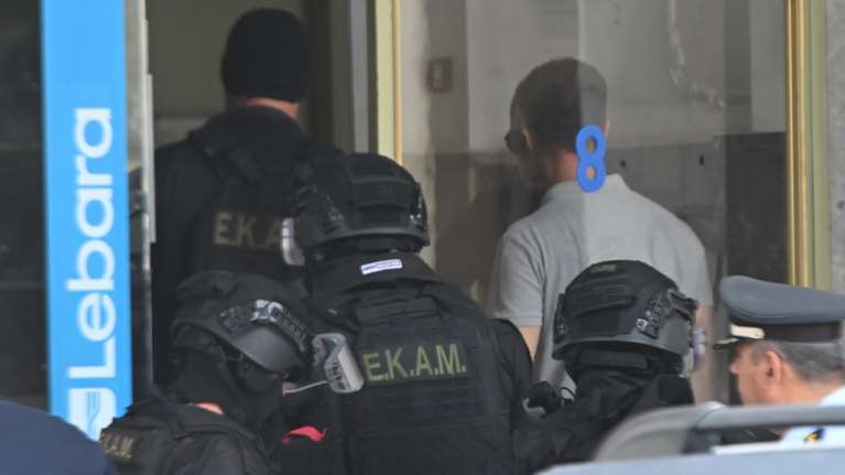 Αχαρνών: Τέλος το θρίλερ με τον 28χρονο - Αντρες της ΕΚΑΜ μπήκαν στο διαμέρισμα και τον συνέλαβαν