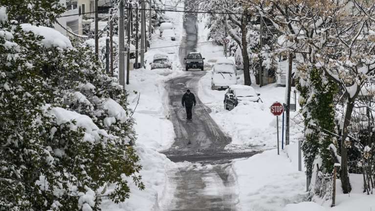 Κακοκαιρία Barbara: Επιμένουν τα έντονα καιρικά φαινόμενα, το χιόνι μένει στην Αττική - Νέο έκτακτο δελτίο της ΕΜΥ