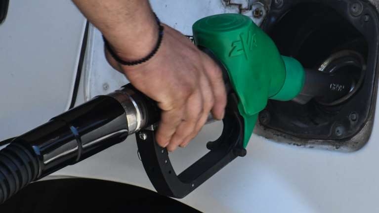 Επιδότηση στη βενζίνη: Μπόνους σε όποιον χρησιμοποιήσει το &quot;freedom pass&quot; των καυσίμων