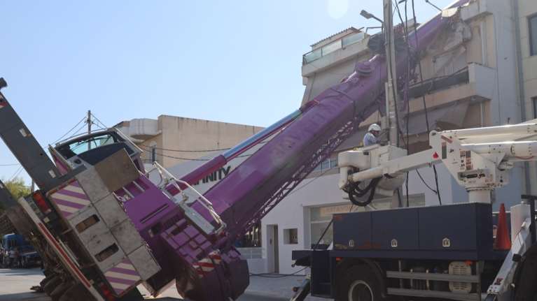 Περιστέρι: Με βαρύτατες κακώσεις και στα δύο πόδια ο χειριστής του γερανού - Υποχώρησε το έδαφος και έγειρε το μηχάνημα