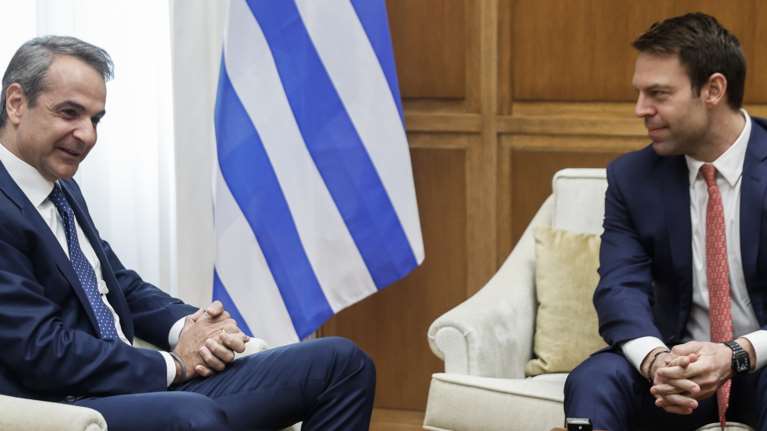 Χαμόγελα, αμηχανία και ανοιχτές πόρτες: Τι συζήτησαν Μητσοτάκης - Κασσελάκης στην πρώτη τους συνάντηση