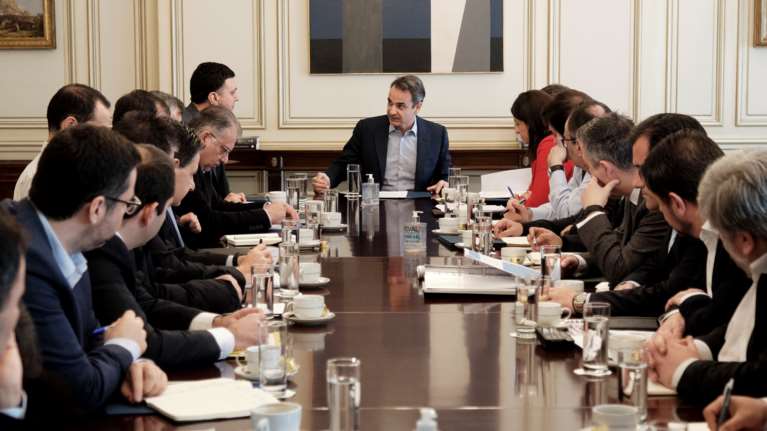 Κορονοϊός: Ανακοινώσεις σήμερα για νέα έκτακτα μέτρα- Κλείνουν και άλλα σχολεία, απαγορεύονται συναθροίσεις