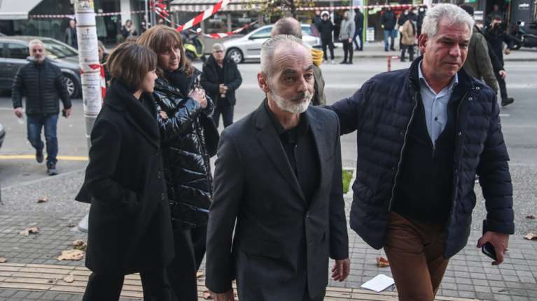 Δίκη Άλκη Καμπανού: Ξέσπασε ο πατέρας του - &quot;Μη με χτυπάτε άλλο&quot; φώναξε και βγήκε από την αίθουσα