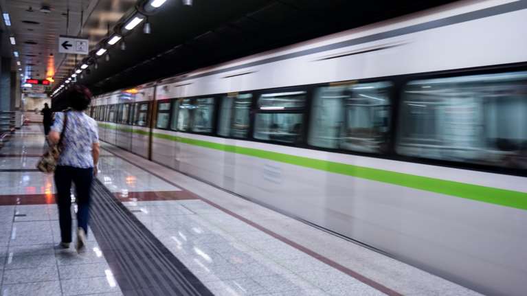 Μόνιμα στο 13% ο συντελεστής ΦΠΑ σε τουρισμό και συγκοινωνίες - Επανέρχεται στο 24% στα αναψυκτικά