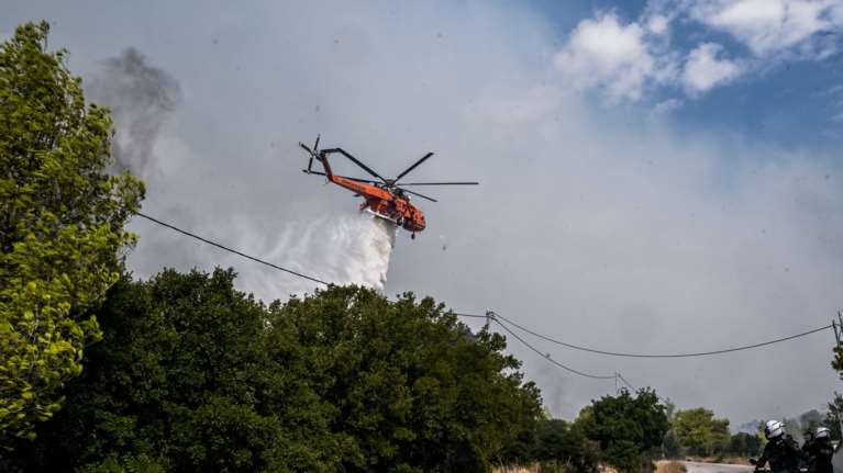 Φωτιά στην Πάρνηθα: Βελτιωμένη η εικόνα - Μάχη με τις αναζωπυρώσεις - Σε ετοιμότητα οι κάτοικοι στους Θρακομακεδόνες