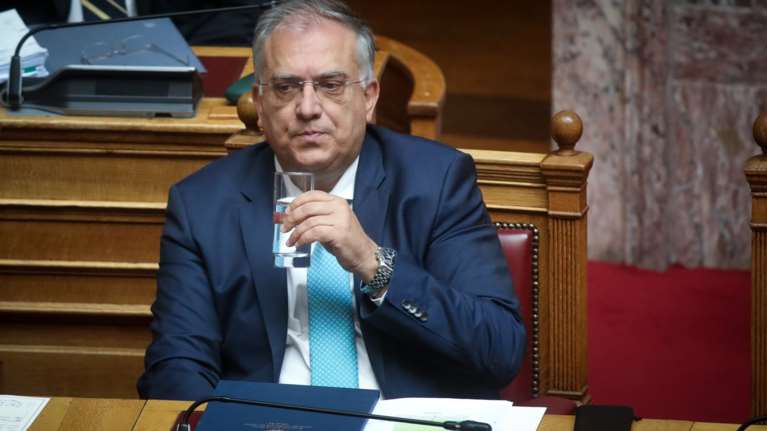 Τάκης Θεοδωρικάκος: Η πρώτη του αντίδραση για την ξαφνική αδιαθεσία στη Βουλή - Τι είπαν οι γιατροί