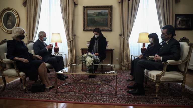 Στο Προεδρικό Μέγαρο πρίγκιπας Κάρολος και Καμίλα - Τους υποδέχτηκε η Κατερίνα Σακελλαροπούλου