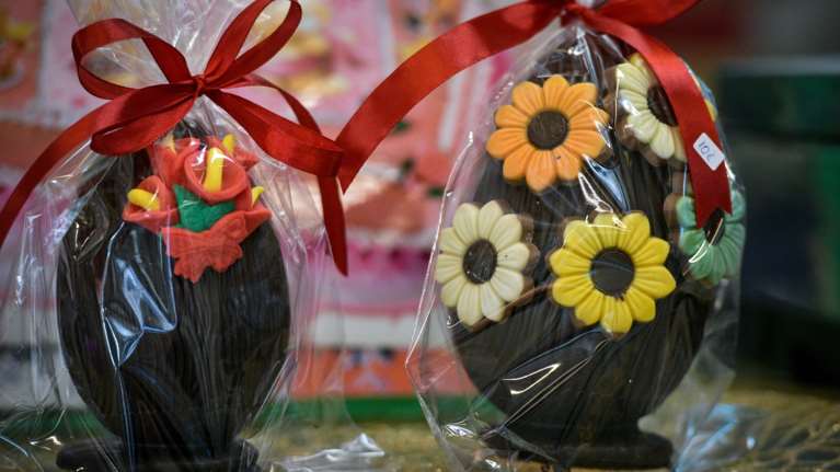 Πρεμιέρα σήμερα για το &quot;Καλάθι του Πάσχα&quot; με αρνί, τσουρέκι και σοκολατένια αυγά - Μέχρι πότε θα ισχύει