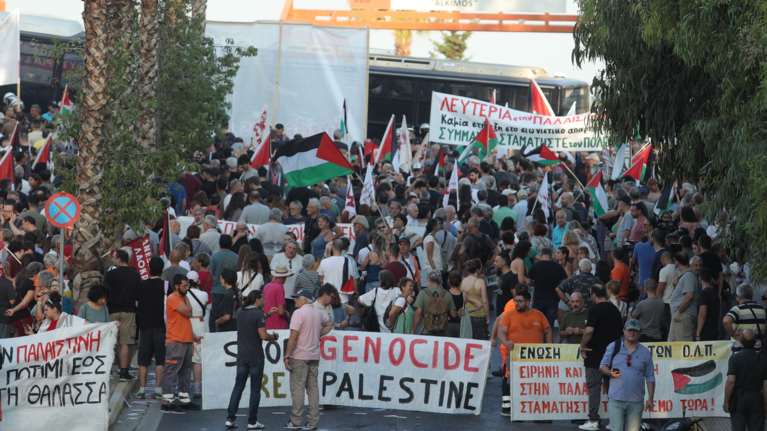 Πειραιάς: Συγκέντρωση κατά της άφιξης του ισραηλινού κρουαζιερόπλοιου &quot;Crown Iris&quot;- Διαδηλωτές πέταξαν γιαούρτια [βίντεο]