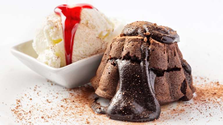 Η τέλεια συνταγή για ζουμερή σοκολατόπιτα χωρίς αυγά και βούτυρο