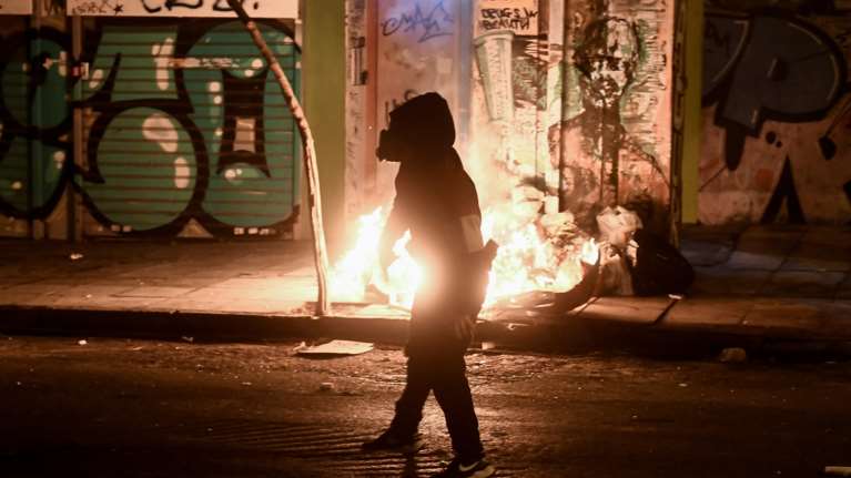 Νέα ένταση στα Εξάρχεια: Επιθέσεις με πέτρες και μπουκάλια σε αστυνομικούς – Ζημιές σε αυτοκίνητο και φωτιές σε κάδους