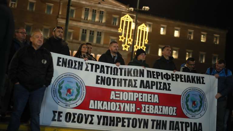 Σύνταγμα: Συγκέντρωση στρατιωτικών κατά της ψήφισης του νομοσχεδίου του ΥΠΕΘΑ [εικόνες - βίντεο]