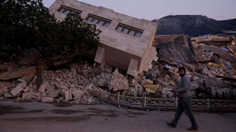 &quot;Θα περιμένω εδώ όλη μου τη ζωή&quot;: Συγκλονίζει ο Τούρκος που παραμένει στα ερείπια κτιρίου όπου είναι θαμμένη η οικογένειά του