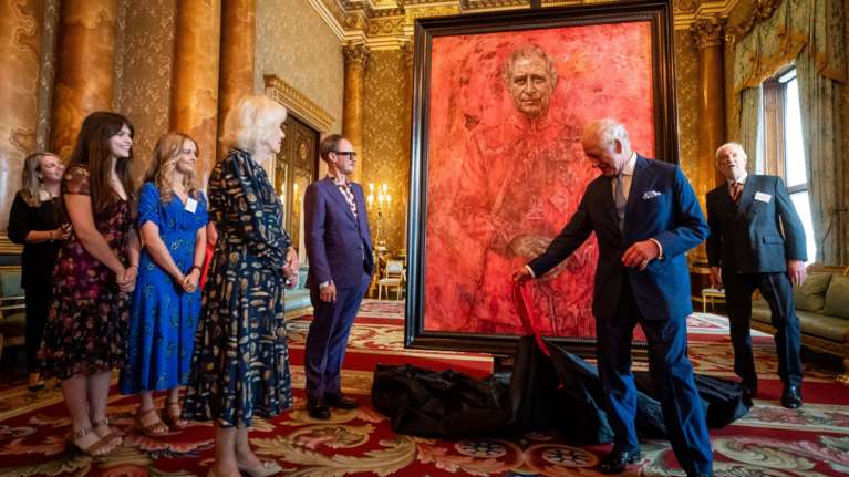 Κάρολος: Αυτό είναι το πρώτο πορτρέτο του μετά τη στέψη - Με μια πεταλούδα πάνω από τον ώμο του [Εικόνες - Βίντεο]