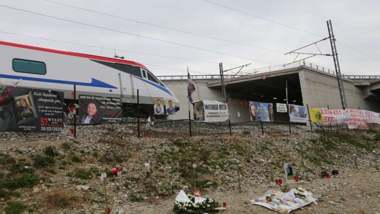 Τέμπη: Οι καμπάνες σε όλη τη χώρα θα χτυπήσουν πένθιμα 57 φορές - &quot;Ένας χτύπος για κάθε ψυχή που έφυγε&quot;, λέει η Μ. Καρυστιανού