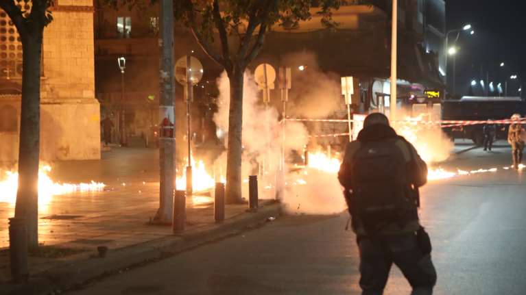 Θεσσαλονίκη: Μολότοφ εναντίον διμοιρίας ΜΑΤ στο τουρκικό προξενείο – Επτά συλλήψεις στις διαδηλώσεις για το Πολυτεχνείο