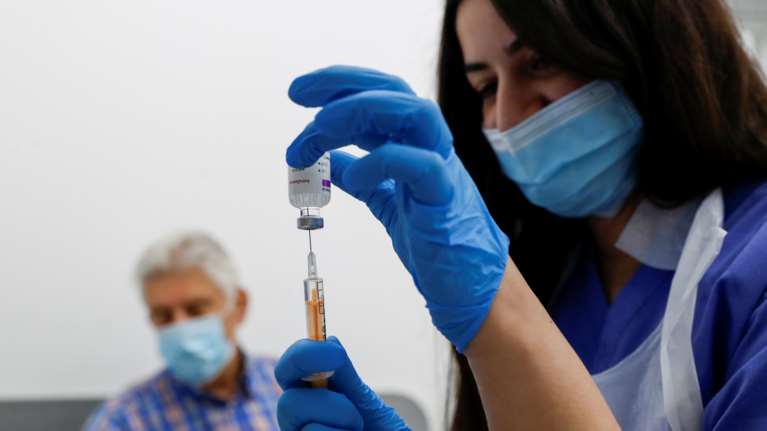 Εμβολιασμοί: Ανοίγει σήμερα η πλατφόρμα για τις ηλικίες 75 έως 79 - Πώς κλείνουμε ραντεβού