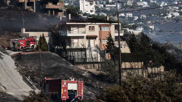 Ποιες περιοχές έχουν μείνει χωρίς ρεύμα λόγω της φωτιάς στην Πεντέλη