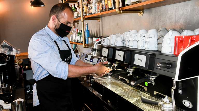 Σήμα κινδύνου από ΓΣΕΕ και ΓΣΕΒΕΕ: Έως 95% η πτώση στην εστίαση