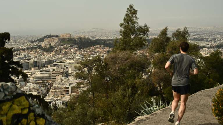 Καιρός: Ζέστη, υγρασία και αφρικανική σκόνη μέχρι την Κυριακή - Μετά τα 30άρια έρχεται ραγδαία πτώση της θερμοκρασίας