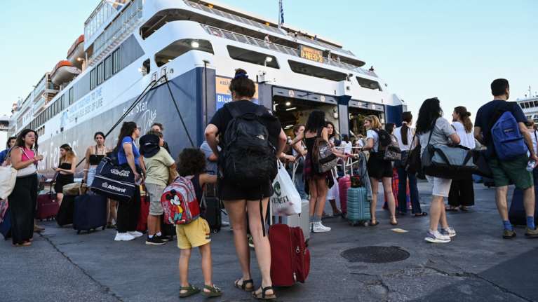 Φεύγουν οι αδειούχοι του Αυγούστου: &quot;Βούλιαξε&quot; το λιμάνι του Πειραιά - Αναχώρησαν χθες 32.580 επιβάτες