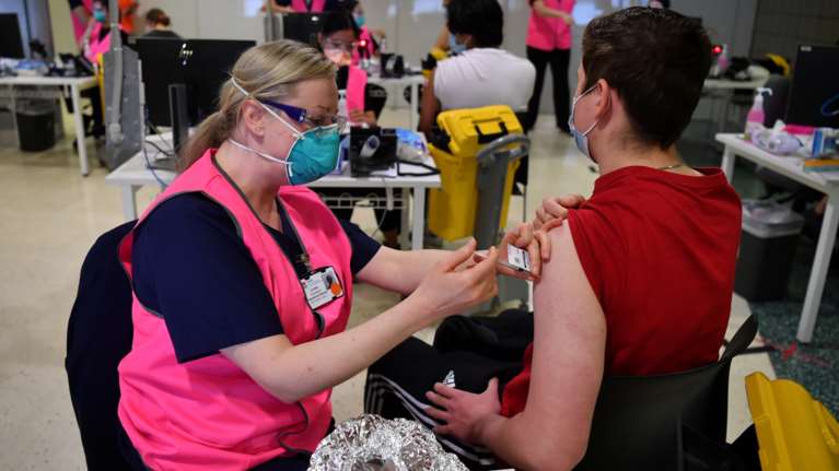 Ομόφωνη σύσταση από το αμερικανικό CDC για το εμβόλιο της Pfizer στις ηλικίες άνω των 16 ετών