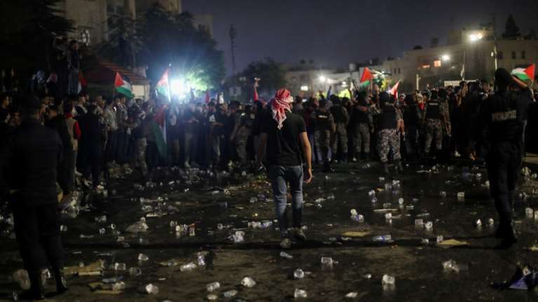 Ιορδανία: Επεισόδια στο Αμάν από 10.000 διαδηλωτές κοντά στην πρεσβεία του Ισραήλ - Φώναζαν &quot;προδότη&quot; τον Αμπάς