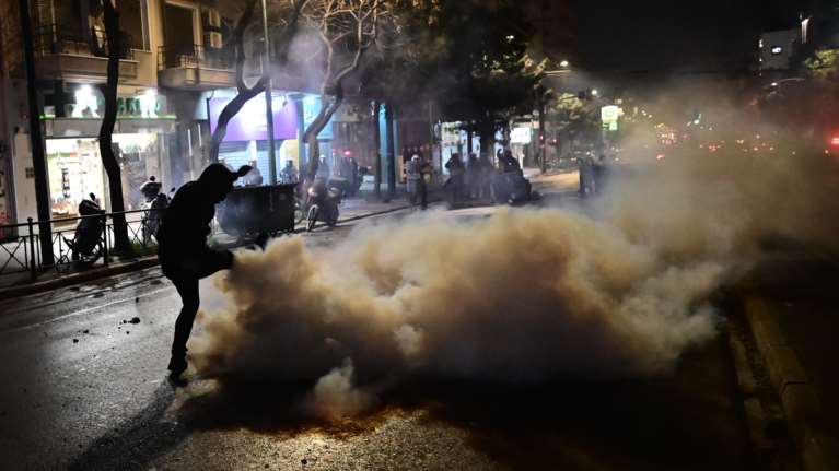 Λ. Συγγρού: Επεισόδια έξω από τα γραφεία της Hellenic Train - Συγκέντρωση και στον ΟΣΕ στη Θεσσαλονίκη [Βίντεο]