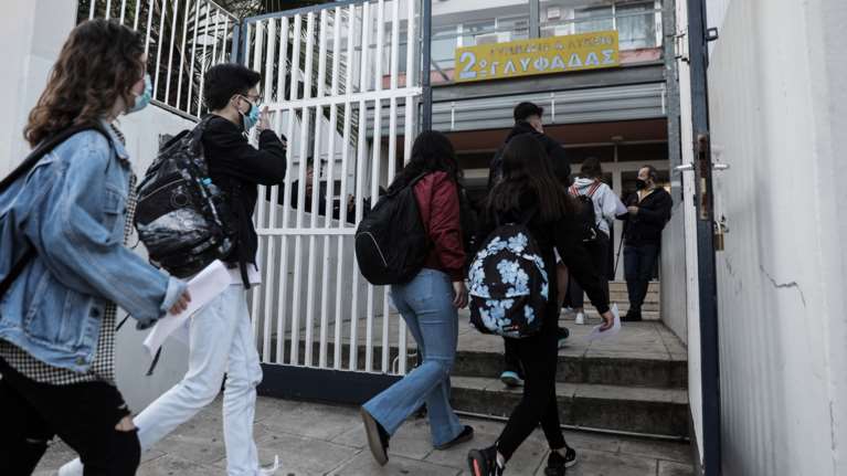 Σε έξαρση κορονοϊός και ιώσεις: Πώς θα επιστρέψουν οι μαθητές στα σχολεία, τι θα γίνει με τις απουσίες