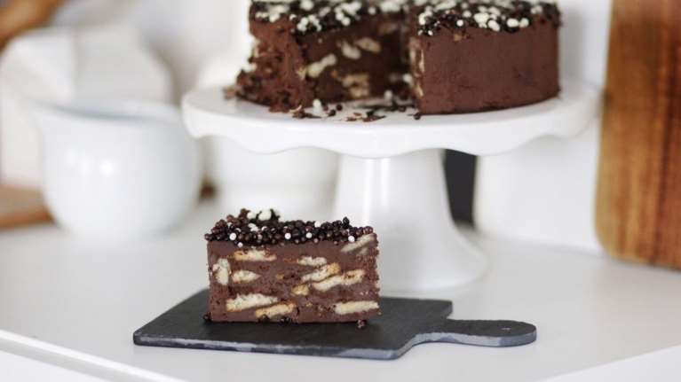 Τούρτα σοκολάτα με μόνο 5 υλικά - Πανεύκολη συνταγή, ιδανική για το κυριακάτικο τραπέζι