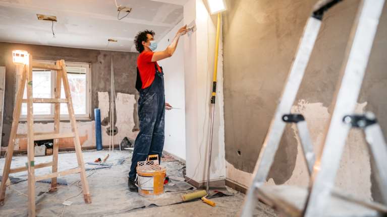 Πώς θα πληρώσουμε λιγότερα στην εφορία ανακαινίζοντας το σπίτι μας - Η ευκαιρία και οι παγίδες