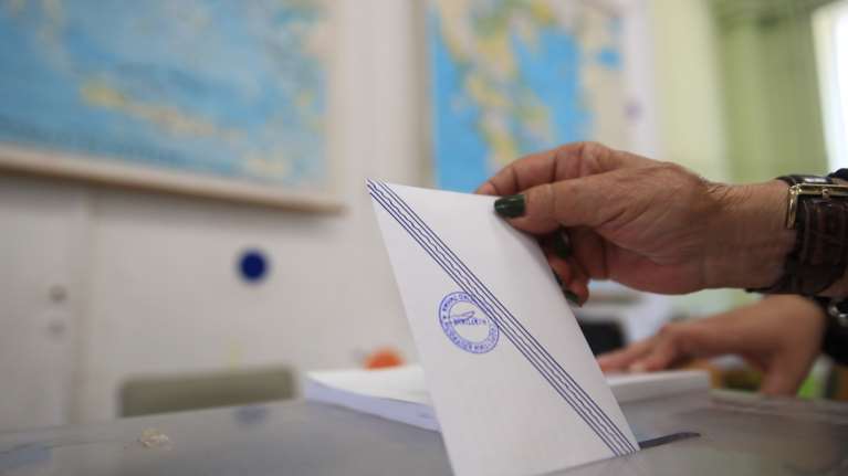 Μαύρος: Η αποχή στις ευρωεκλογές μπορεί να έχει μπροστά το 6 - Στις 19:00 το exit poll της MRB