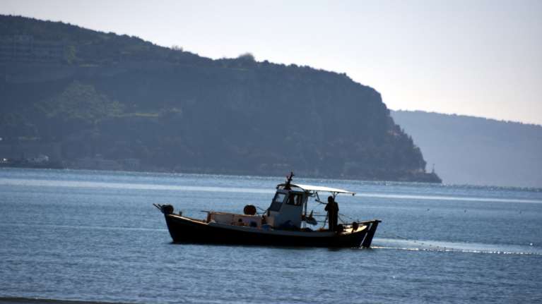 Χαρδαλιάς: Επιτρέπεται υπό όρους το ερασιτεχνικό ψάρεμα και το κολύμπι σε ανοιχτή θάλασσα