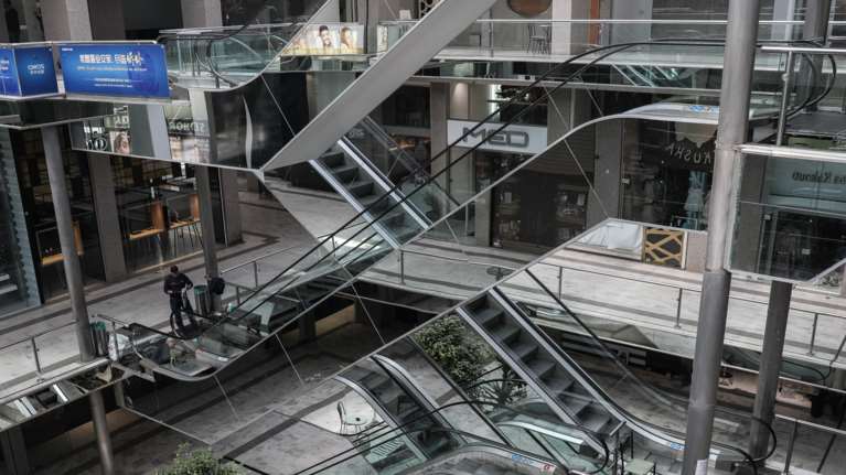 Η τρίτη φάση επιστροφής στην κανονικότητα: Τι ανοίγει από σήμερα, τι φοβούνται οι ειδικοί