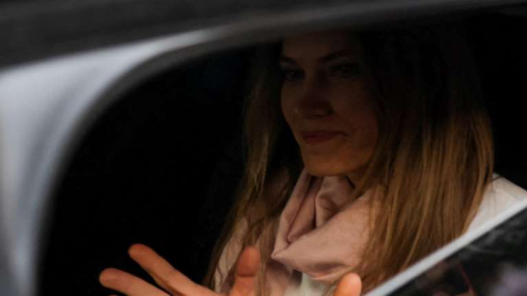 Εύα Καϊλή: &quot;Με περιμένει η κόρη μου, είμαι πολύ χαρούμενη σήμερα&quot; - Τα πρώτα λόγια μόλις βγήκε από τη φυλακή [βίντεο]