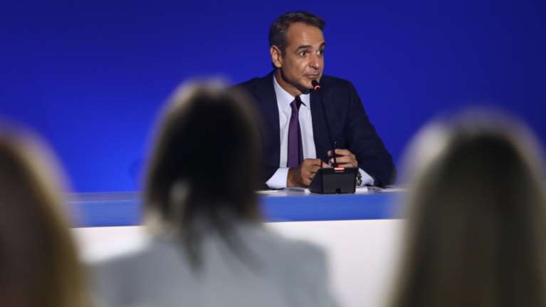 ΔΕΘ: &quot;Παροχές στη μεσαία τάξη μέσα στις αντοχές της οικονομίας&quot;, λέει η κυβέρνηση - &quot;13ο μισθό και σύνταξη&quot;, η αντιπολίτευση