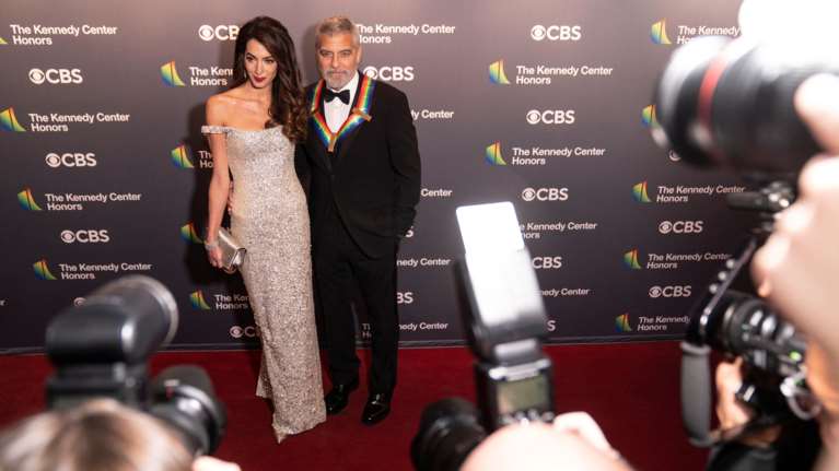 Αμάλ Κλούνεϊ: Ασημένια θεά στο κόκκινο χαλί - Το statuesque φόρεμα Valentino με τις εκατοντάδες παγιέτες