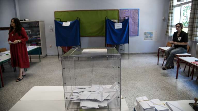 Η ΝΔ &quot;μαζεύει&quot; τις μισές απώλειες από τα Τέμπη στις δημοσκοπήσεις - Δύσκολη παραμένει η αυτοδυναμία