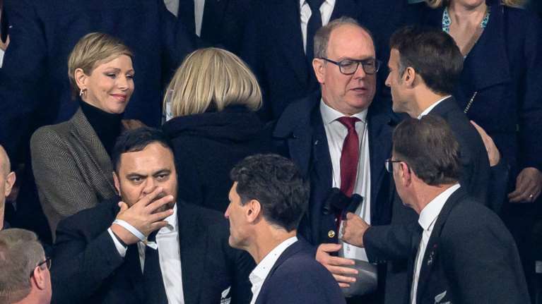 Σαρλίν - Μπριζίτ: Οι στιλάτες εμφανίσεις στο γήπεδο με παλτό και ζιβάγκο και το φιλί της πριγκίπισσας στον πρόεδρο