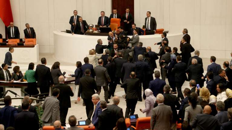 Τουρκία: Αγριο ξύλο με γροθιές και κλωτσιές στη Βουλή - Τραυματίστηκαν βουλευτές [βίντεο]