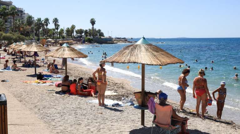 Συλλήψεις για παράνομη κατάληψη αιγιαλού: 22 συνολικά σε Μύκονο, Πάρο και Ρόδο - Είχαν στήσει ξαπλώστρες δίπλα στη θάλασσα