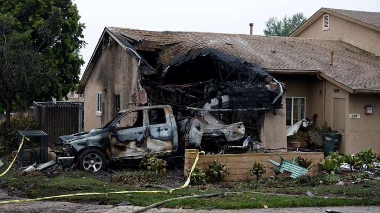 Καλιφόρνια: Φόβοι για πολλούς νεκρούς από τη συντριβή αεροσκάφους στο Σαν Ντιέγκο - Έπεσε πάνω σε σπίτια και οχήματα [εικόνες]