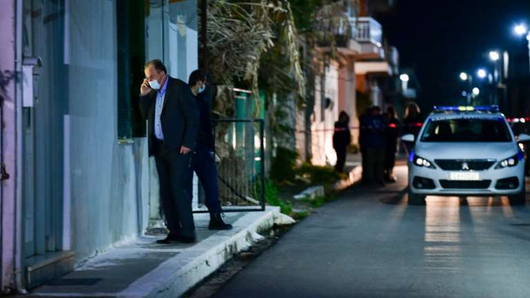 Μακελειό στην Ανδραβίδα: Ποιον αναζητούν οι αρχές για τη δολοφονία μητέρας, πατέρα και των δύο παιδιών [εικόνες]