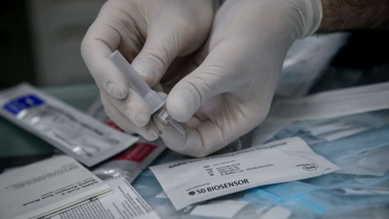Απαραίτητο self ή rapid test πριν το χριστουγεννιάτικο τραπέζι, λένε οι ειδικοί [εικόνες]