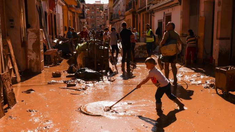 Φονικές πλημμύρες στην Ισπανία: Εικόνες απόλυτης καταστροφής και αγωνία για τους αγνοούμενους - Τουλάχιστον 207 οι νεκροί