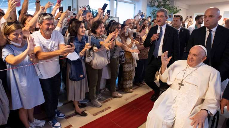 Πάπας Φραγκίσκος: Πήρε εξιτήριο από το νοσοκομείο - &quot;Είμαι ζωντανός&quot;