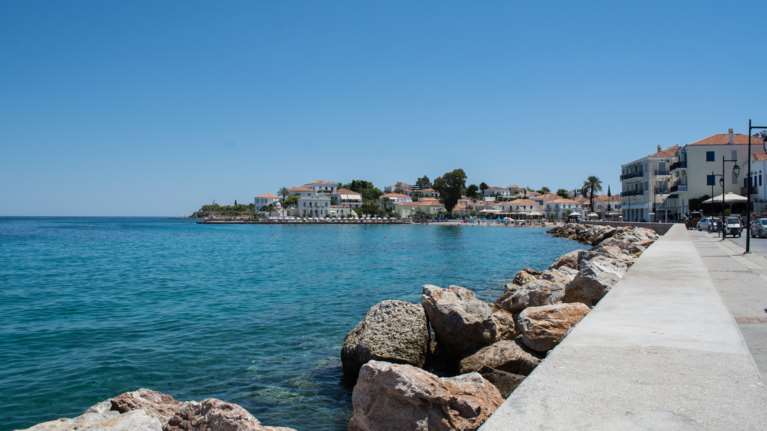 Θρίλερ στις Σπέτσες: Νεκρός Αγγλος στο Παλιό Λιμάνι - Σε ιστιοπλοϊκό, με χτυπήματα στο κεφάλι