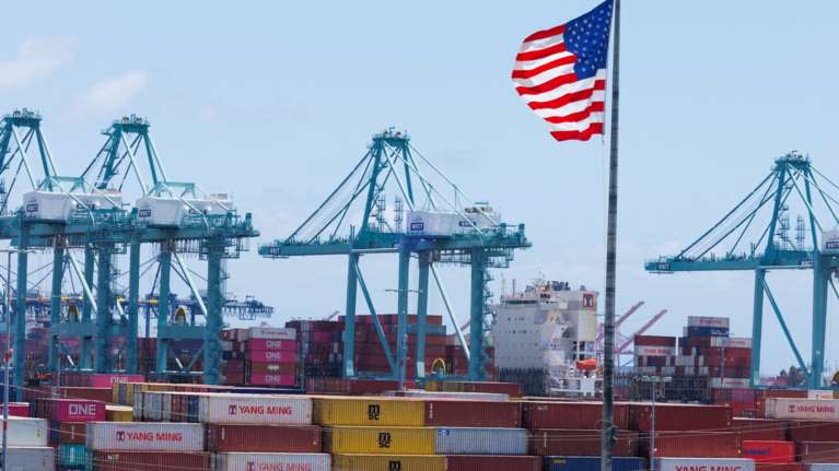 Financial Times: Ο Τραμπ πιέζει την ΕΕ να μειώσει μονομερώς τους δασμούς της και προχωρά σε νέες απειλές